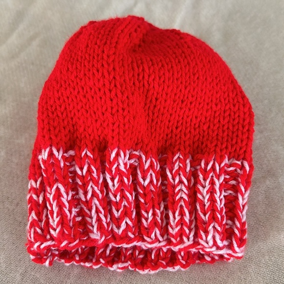 Hand-knit beanie and cowl set - Picture 3 of 3
